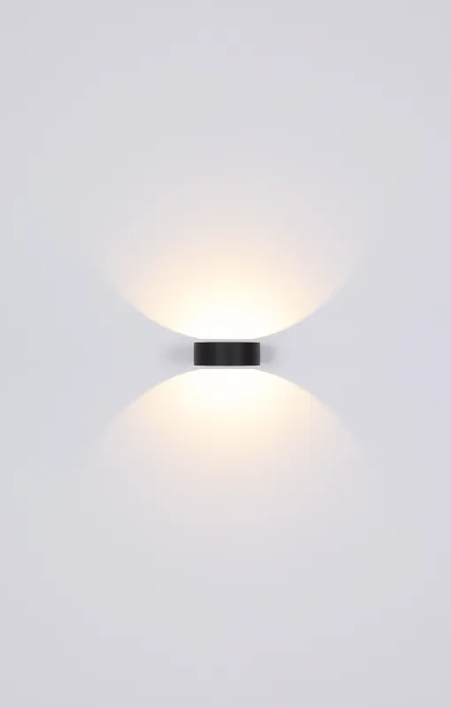 Slice Schwarz außenlampe Von Globo Lighting - Med sin halvcirkelformade design i matt svart aluminium ger den ett elegant intryck samtidigt som den &auml;r v&auml;dert&aring;lig.