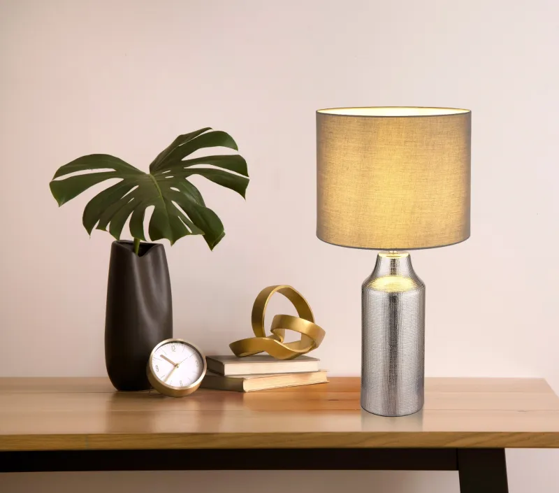 Elden 60cm Silber tischlampe Von Globo Lighting - Den silverf&auml;rgade keramiska basen i kombination med den gr&aring;a cylindriska textilsk&auml;rmen skapar en sofistikerad kontrast och blir en stilfull inredningsdetalj.
