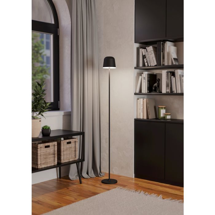 Mannera 140cm Schwarz tragbare Von Eglo - Mannera ist eine wiederaufladbare Stehleuchte in Schwarz und Weiß, die modernes Design mit praktischer Touch-Steuerung verbindet.
