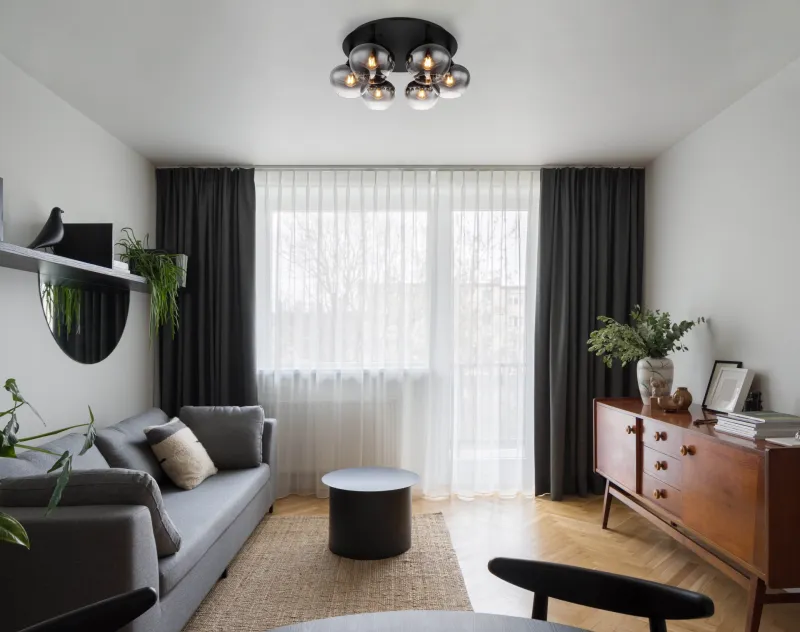 Maxy Ø65 Rauchfarben deckenleuchte Von Globo Lighting - P&aring; en rund takplatta av matttsvart metall sitter sex vackert formade r&ouml;kf&auml;rgade glaskupor.