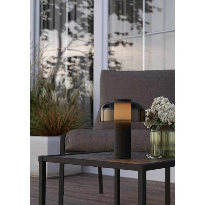 Ponente 20cm Schwarz tragbare Von Eglo - Die Lampe verfügt über die Schutzart IP44 und ist für den Innen- und Außenbereich gleichermaßen geeignet.