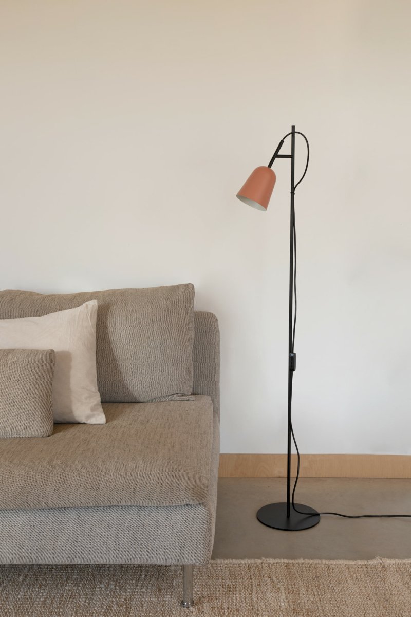 Studio Rosa stehlampe Von Faro Barcelona - Studio ist eine stilvolle Stehleuchte von Nahtrang, inspiriert vom klassischen Design der 1950er Jahre &ndash; zeitlos und doch modern.