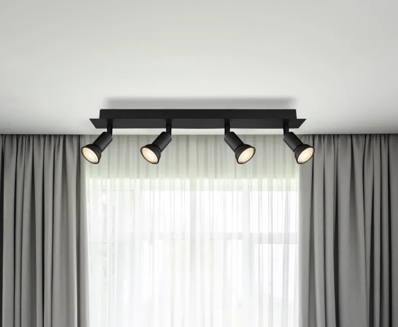 Drew 4 Schwarz spotlight Von Globo Lighting - Drew &auml;r en stilren takspotlight som imponerar med sin enhetliga svarta design.