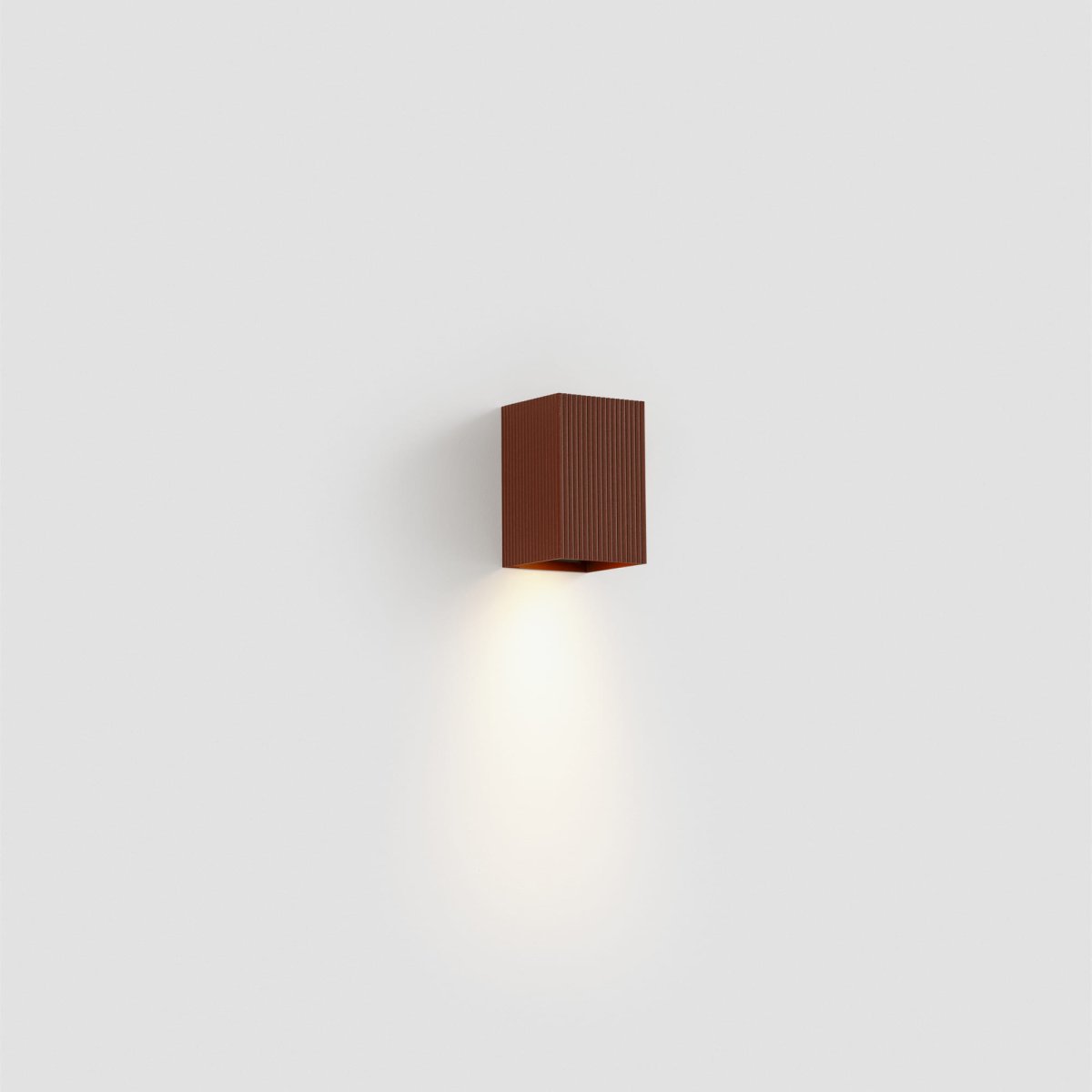 Lune 10cm Terrakotta geriffelt wandlampe Von Faro Barcelona - Lune ist eine quadratische Wandleuchte mit geriffelter Oberfl&auml;che in Terrakotta-Optik, die Funktion und Form vereint.