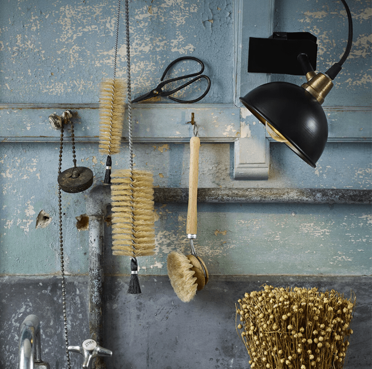 Pelle Schwarz klemmlampe Von Strömshaga - Durch die Klemme l&auml;sst sich die Lampe leicht bewegen.