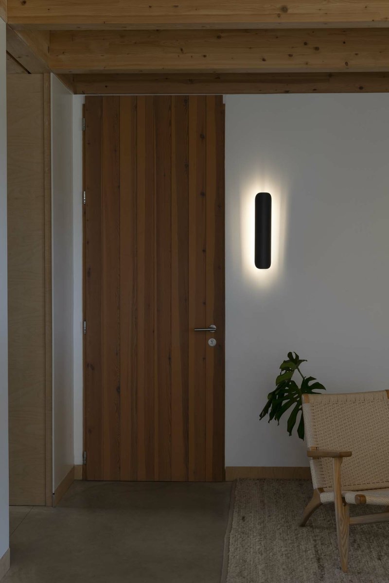 Novo 50cm Schwarz wandlampe Von Faro Barcelona - Die Leuchte besteht aus Metall und kann sowohl vertikal als auch horizontal montiert werden, wodurch sie flexibel an unterschiedliche R&auml;ume und Bed&uuml;rfnisse angepasst werden kann.