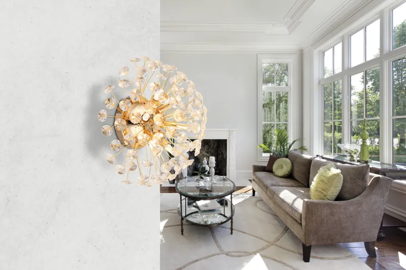 Katrina Ø40 Gold wandlampe Von Globo Lighting - Den runda stommen i guldf&auml;rgad metall och den halvsf&auml;riska sk&auml;rmen i klara K9-kristaller skapar en lyxig och inbjudande atmosf&auml;r.