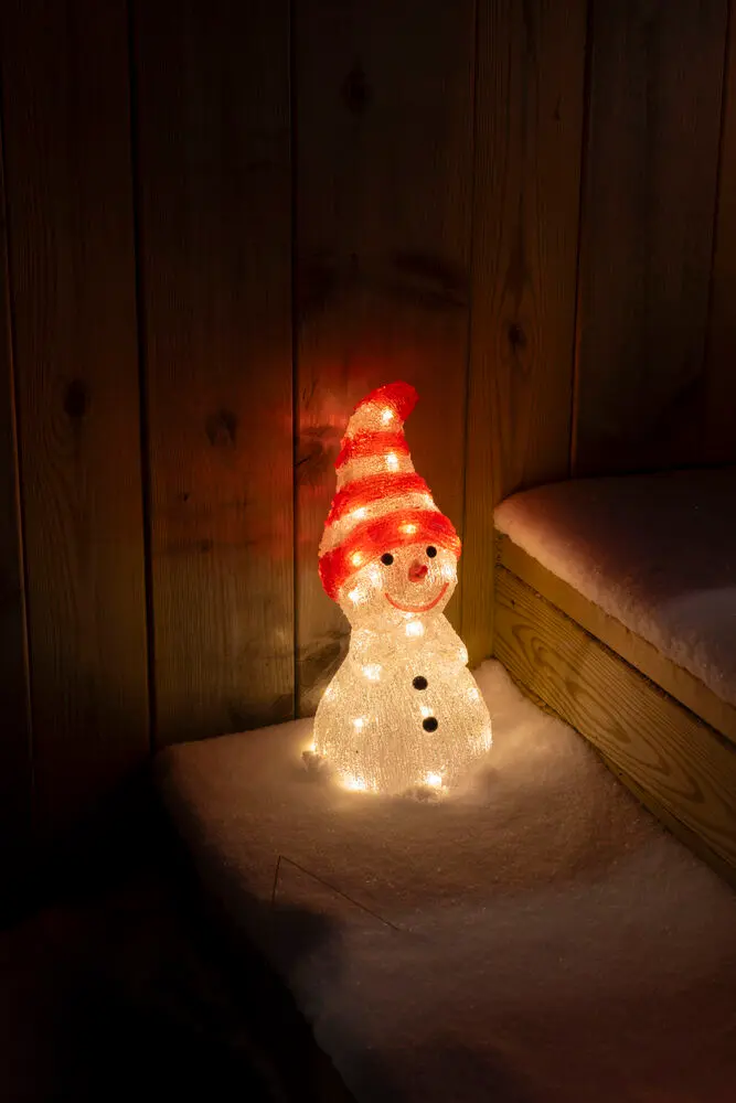 Schneemann Aus Acryl ROT Von Konstsmide - Eine verspielte und wertige Dekoration, die im Garten, auf dem Balkon oder im Flur weihnachtliche Stimmung verbreitet.