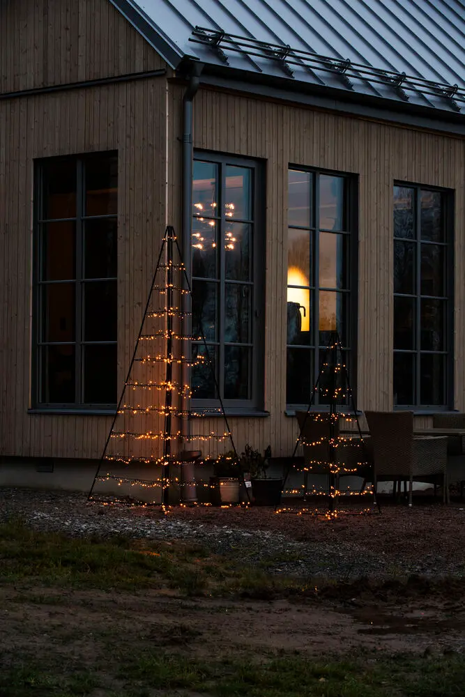 Metalldekoration Pyramide 150cm Schwarz Von Konstsmide - Mit 279 warmen bernsteinfarbenen LED-Lichtern verbreitet es einen eleganten Schein und schafft eine magische Atmosph&auml;re.