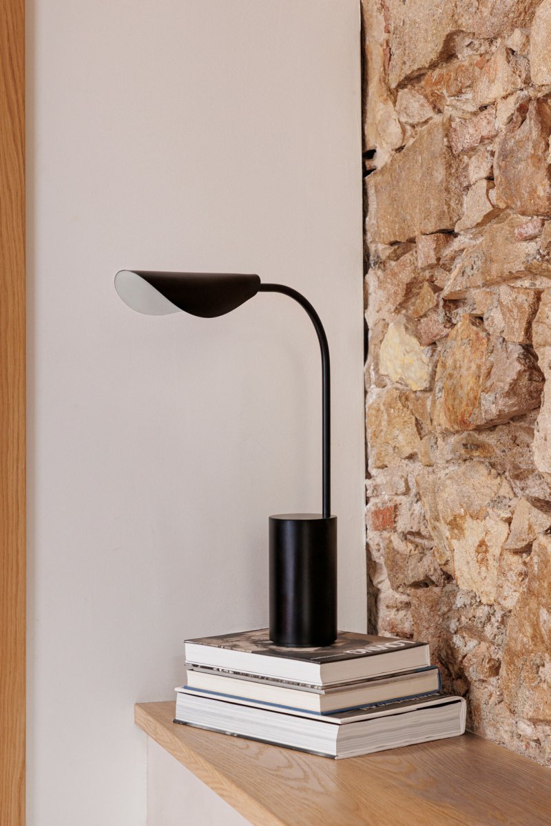 Liggera 55cm Schwarz tischlampe Von Faro Barcelona - Dank ihrer Leichtigkeit und stilvollen &Auml;sthetik f&uuml;gt sich Liggera in jede Umgebung ein &ndash; vom modernen Zuhause bis zum kreativen Arbeitsplatz &ndash; und verleiht ihr einen ruhigen, ausgewogenen Ausdruck.