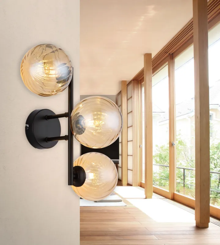 Conor 36cm Bernstein wandlampe Von Globo Lighting - Conor v&auml;gglampa i mattsvart med amberf&auml;rgade glassf&auml;rer ger en modern och elegant touch till vilket rum som helst.