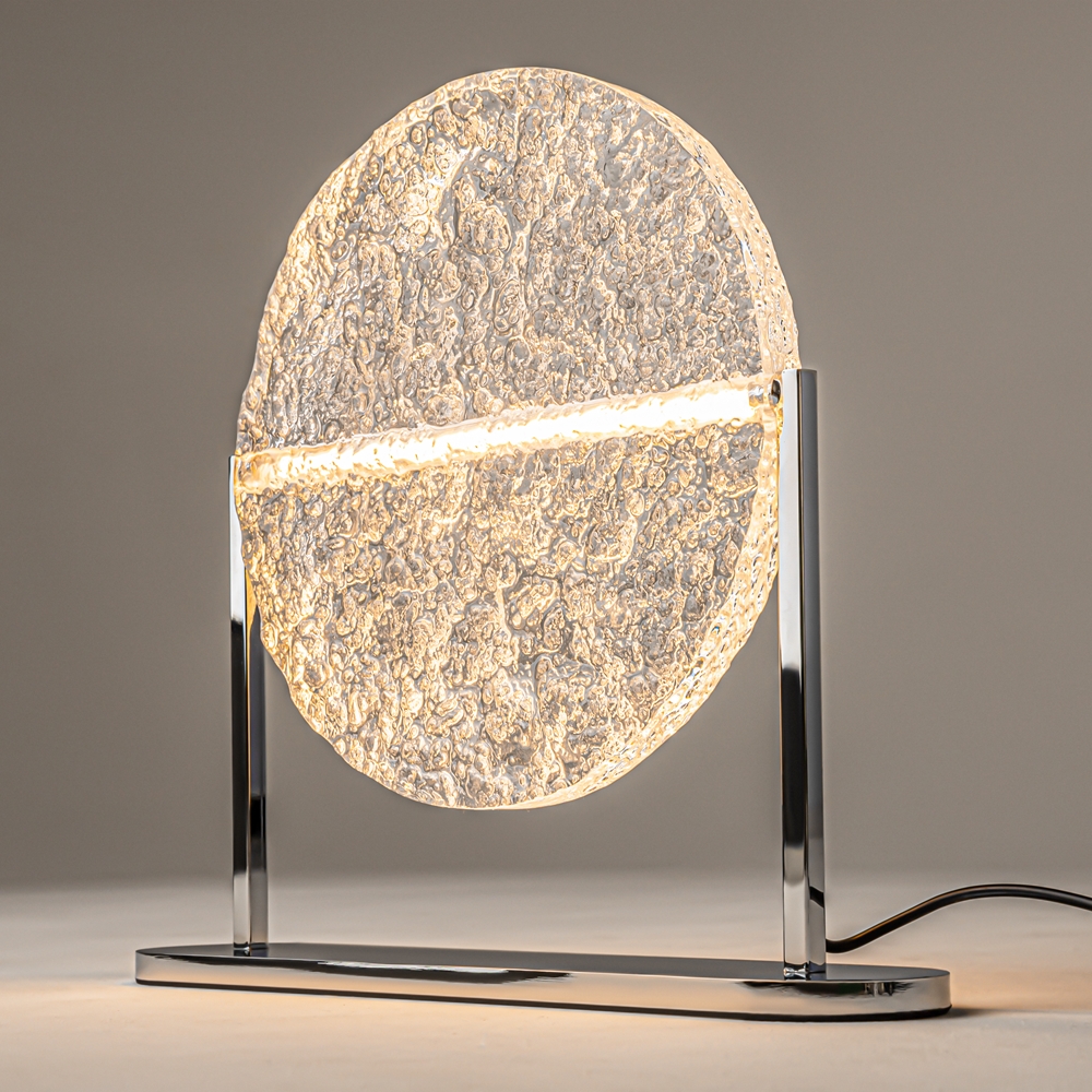 Mangata 30cm Transparent tischlampe Von Maytoni - Die Leuchte ist mit einem Dimmer am Kabel ausgestattet, sodass Sie die Helligkeit ganz einfach regulieren k&ouml;nnen &ndash; von stimmungsvoller Beleuchtung bis hin zu funktionalem Arbeitslicht.