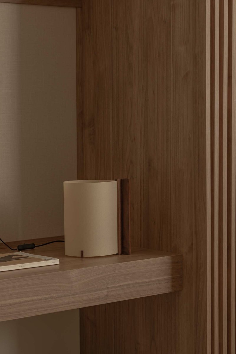 Cata 25cm Nussbaum tischlampe Von Faro Barcelona - Cata ist eine bewusste Wahl f&uuml;r alle, die Stil, Qualit&auml;t und R&uuml;cksichtnahme auf den Planeten verbinden m&ouml;chten.