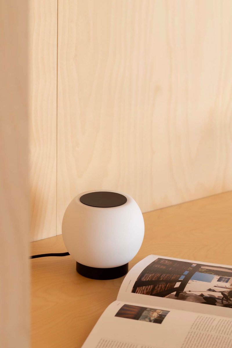 Moy 13cm Schwarz tischlampe Von Faro Barcelona - Moy ist eine stilvolle, runde Tischleuchte aus schwarzem Stahl und wei&szlig;em Glas, die ein gleichm&auml;&szlig;iges und angenehmes Licht spendet &ndash; perfekt f&uuml;r Wohnr&auml;ume und &ouml;ffentliche Bereiche.