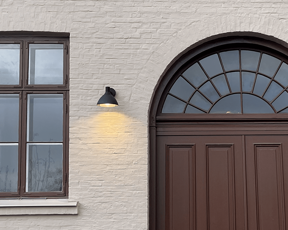 Ark Mini Schwarz außenlampe Von Westal - Die Ark Mini-Wandleuchte ist eine Wandleuchte mit blendfreiem Downlight aus verchromtem und pulverbeschichtetem Aluminium mit Blendschutz aus PET-G.