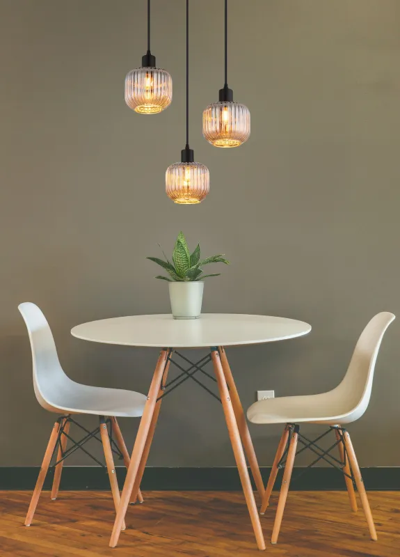 Tom Ø42 Rauchfarben hängelampe Von Globo Lighting - Den mattsvarta metallen ger ett modernt uttryck och passar perfekt in i olika inredningsstilar.