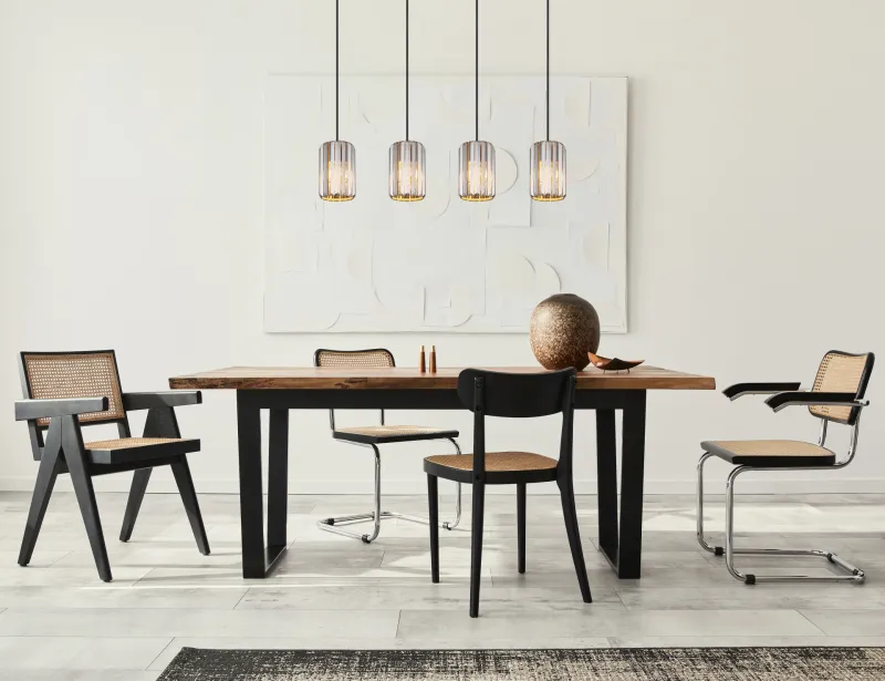 Run 88cm Rauchfarben hängelampe Von Globo Lighting - Kombinationen av metall i tr&auml;utseende och de fyra sk&auml;rmarna med r&ouml;kf&auml;rgade K5-kristaller ger en harmonisk ljusspridning och en sofistikerad k&auml;nsla.