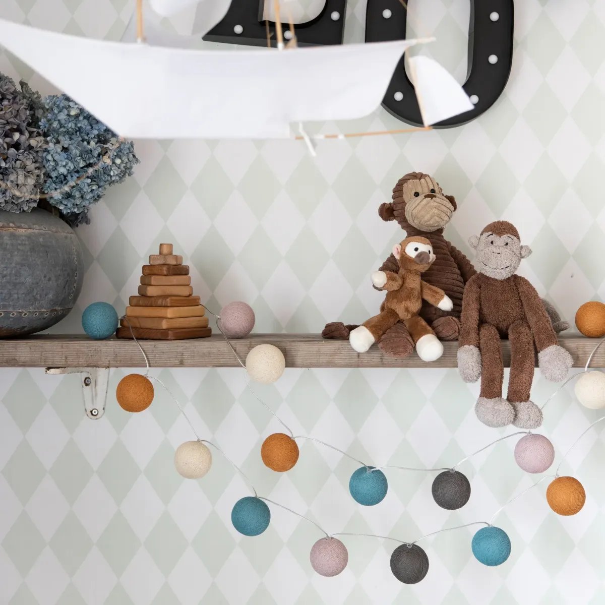 Irislights New Day 35-lights Mehrfarbig Von Irislights - Irislights New Day ist eine dekorative Lichterkette mit Kugeln in verschiedenen dezenten, aber verspielten Farbt&ouml;nen, die sich &uuml;berall dort eignen, wo Sie eine gem&uuml;tliche Atmosph&auml;re schaffen oder einen Farbtupfer setzen m&ouml;chten.