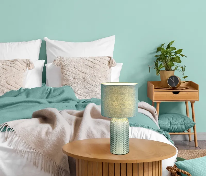 Sofia 50cm Grün tischlampe Von Globo Lighting - Bordslampan Sofia imponerar med sin eleganta kombination av en texturerad glaskropp och en cylindrisk textilsk&auml;rm i lyxig gr&ouml;n ton.