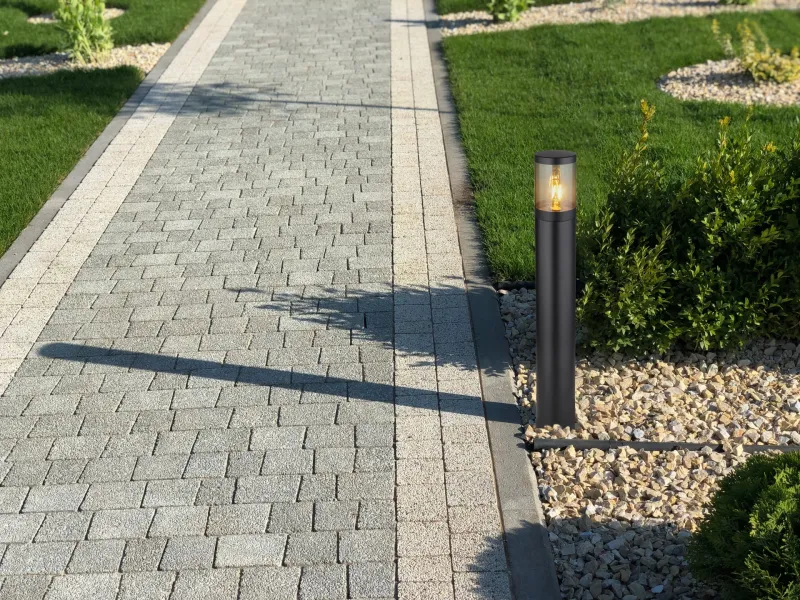 Xeloo 80cm Schwarz pollarleuchten Von Globo Lighting - Tillverkad i rostfritt st&aring;l med en r&ouml;kf&auml;rgad plastsk&auml;rm ger den ett mjukt och behagligt ljus.