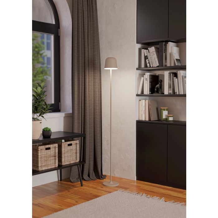 Mannera 140cm Sand tragbare Von Eglo - Mannera ist eine wiederaufladbare Stehleuchte in Sand und Weiß, die modernes Design mit praktischer Touch-Steuerung verbindet.