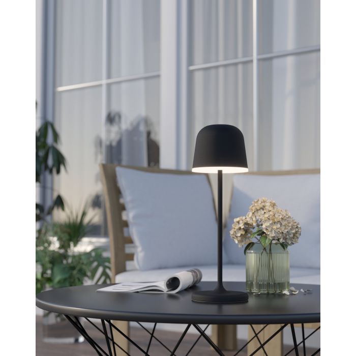 Mannera 34cm Schwarz tragbare Von Eglo - Das Aufladen erfolgt ganz einfach über das mitgelieferte USB-Kabel und lässt sich somit problemlos überallhin mitnehmen – egal ob auf der Terrasse, im Garten oder beim Picknick.