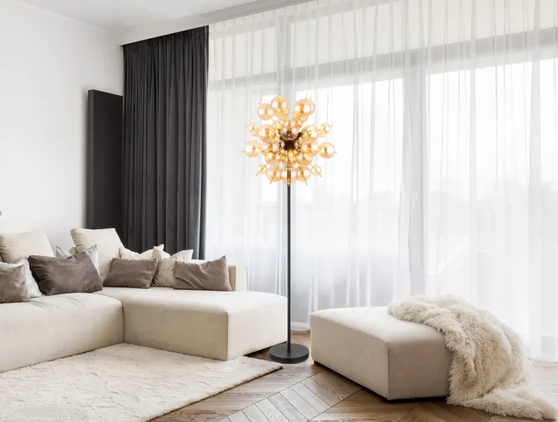 Udo Bernstein stehlampe Von Globo Lighting - Ge ditt hem en modern och extravagant touch med Udo golvlampa &ndash; en perfekt kombination av design, funktion och atmosf&auml;riskt ljus.