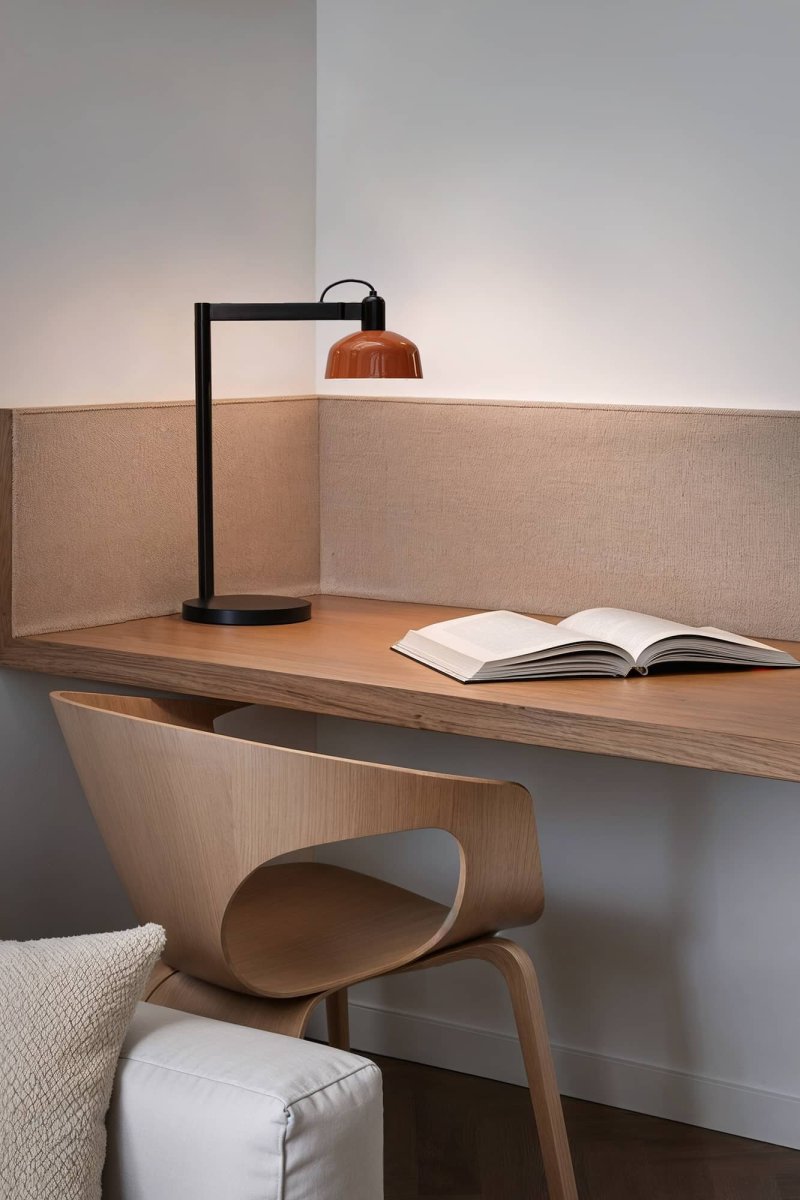 Tatawin 58cm Rot-Orange schreibtischlampe Von Faro Barcelona - Mit ihrer architektonischen Silhouette und den klaren Kontrasten wird Tatawin zu einem dekorativen Lichtpunkt mit Stil und Geschichte.