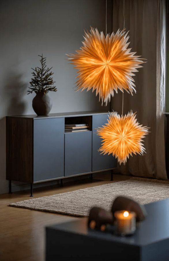 Papierstern Ø80 Gold Von Konstsmide - Mit seinem eleganten Design und dem sanften Licht verbreitet es eine ruhige und heimelige Weihnachtsstimmung.