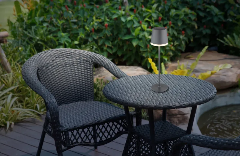 Bordslampa LED Anthrazit solarleuchte Von Globo Lighting - Den diskreta designen sm&auml;lter in i alla milj&ouml;er och med IP44-klassning &auml;r den t&aring;lig mot v&auml;der och vind.