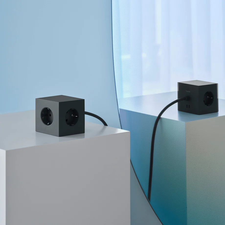 Square 1 with 30W Dual USBC & Magnetic base, 3m Schwarz Von Avolt - Steckdosenleiste von Avolt im stylischen Design mit langem PVC-Kabel, einem W&uuml;rfel aus recyceltem Kunststoff und einer Magnetplatte an der Unterseite zum Aufh&auml;ngen an der Wand.