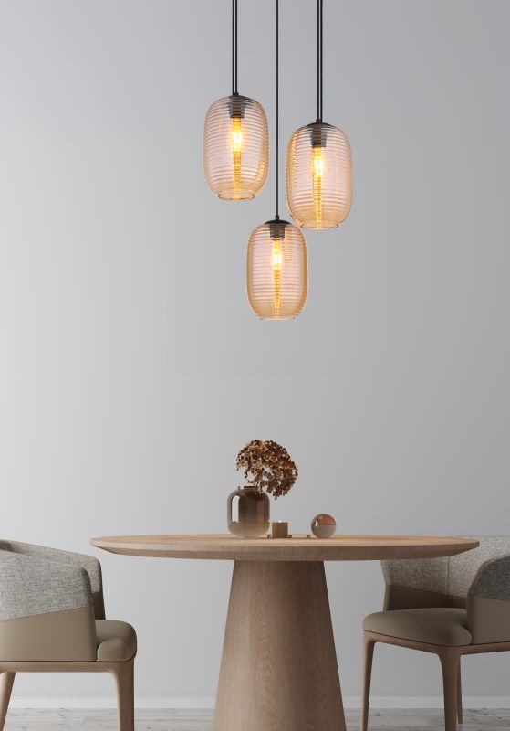 Jefrey Ø47 Bernstein hängelampe Von Globo Lighting - Denna eleganta taklampa har en rund form och &auml;r utrustad med tre rundade glaskupor i varm b&auml;rnstensf&auml;rg.
