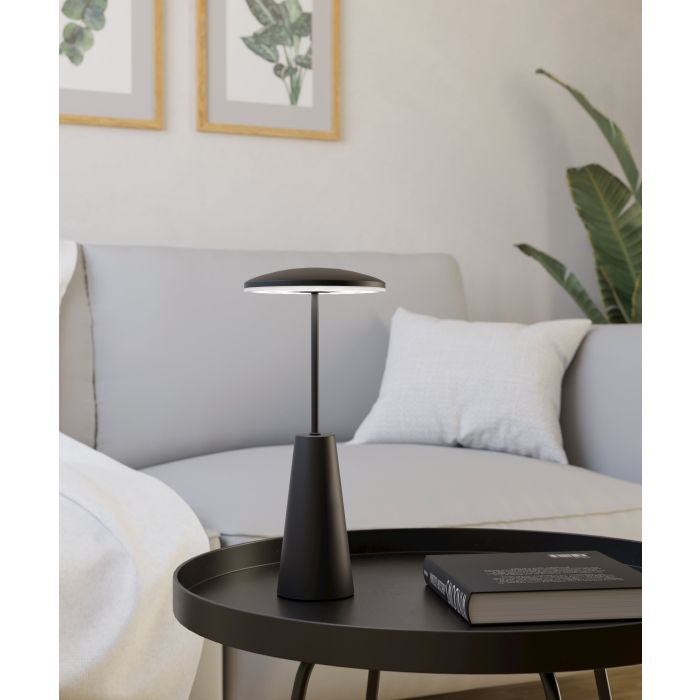 Piccola 28cm Schwarz tragbare Von Eglo - Piccola ist eine flexible und stilvolle Lichtquelle, die sich gleichermaßen gut für zu Hause und unterwegs eignet.