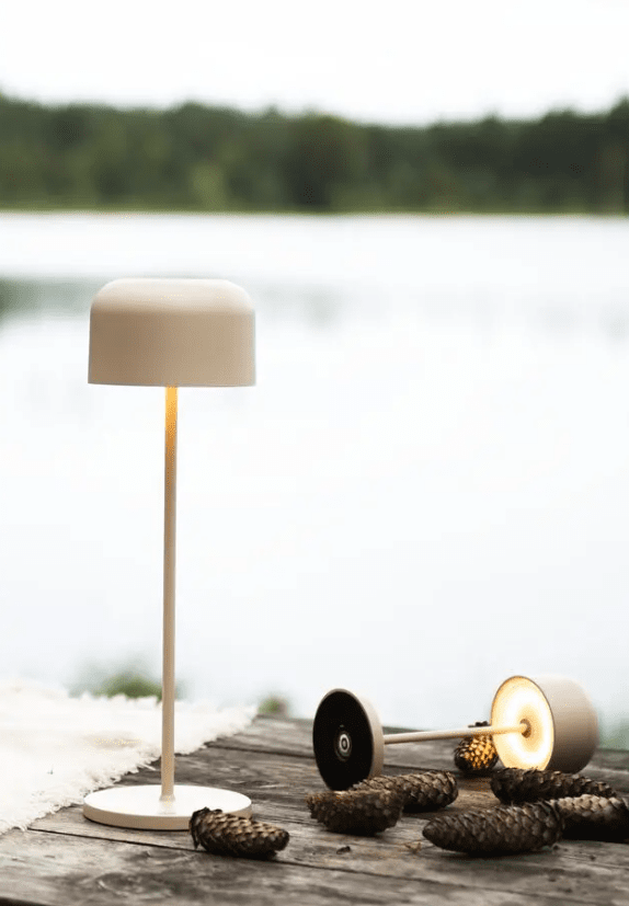 Lille 36cm Sand tragbare Von Konstsmide - Die Lampe ist mit einem Touch-Dimmer ausgestattet, sodass Sie die Helligkeit und Farbtemperatur von warmgelbem bis warmwei&szlig;em Licht einstellen k&ouml;nnen.