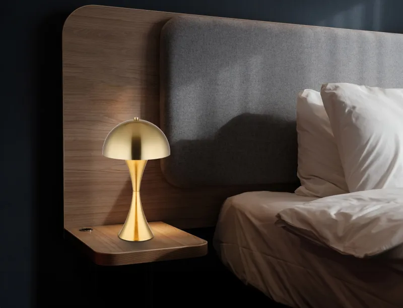 Dima 36cm Gold tischlampe Von Globo Lighting - Perfekt f&ouml;r moderna milj&ouml;er, d&auml;r den ger en sofistikerad touch samtidigt som den sprider behagligt ljus.