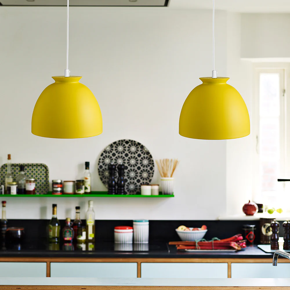 Bloom Ø23 Gelb hängelampe Von Superliving - Die Lampe hat ein mattgelbes Finish und ein weißes Textilkabel für ein elegantes Aussehen.