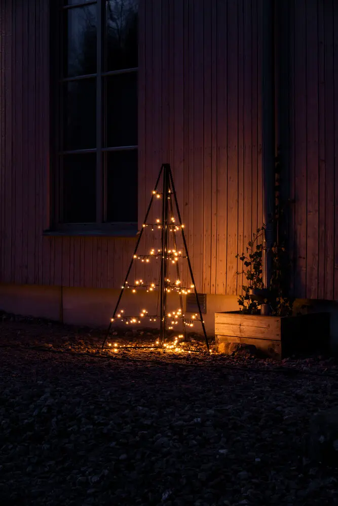 Metalldekoration Pyramide 120cm Schwarz Von Konstsmide - Mit 171 warmen bernsteinfarbenen LED-Leuchten verbreitet es einen eleganten Schein und schafft eine magische Atmosph&auml;re.