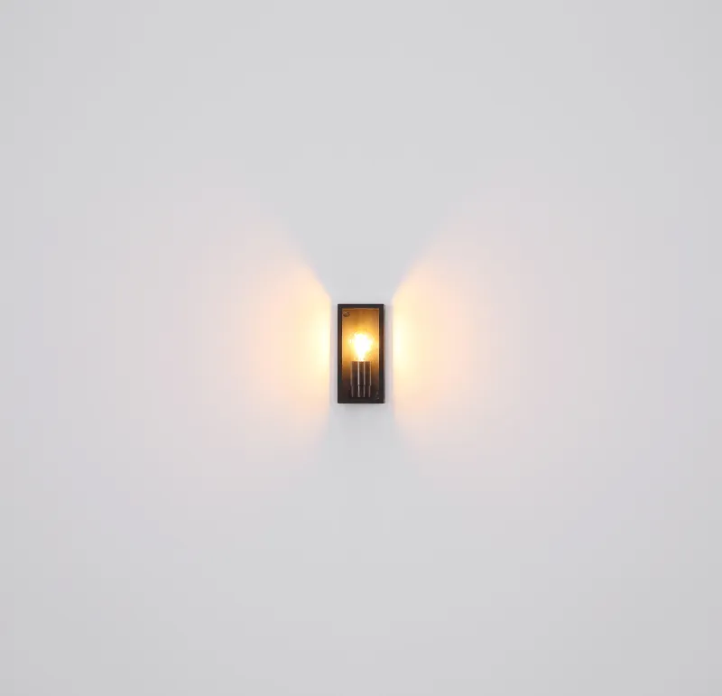 Logana Schwarz außenlampe Von Globo Lighting - Med sin rektangul&auml;ra design och unika ljusspridning kombinerar den stil och funktion.