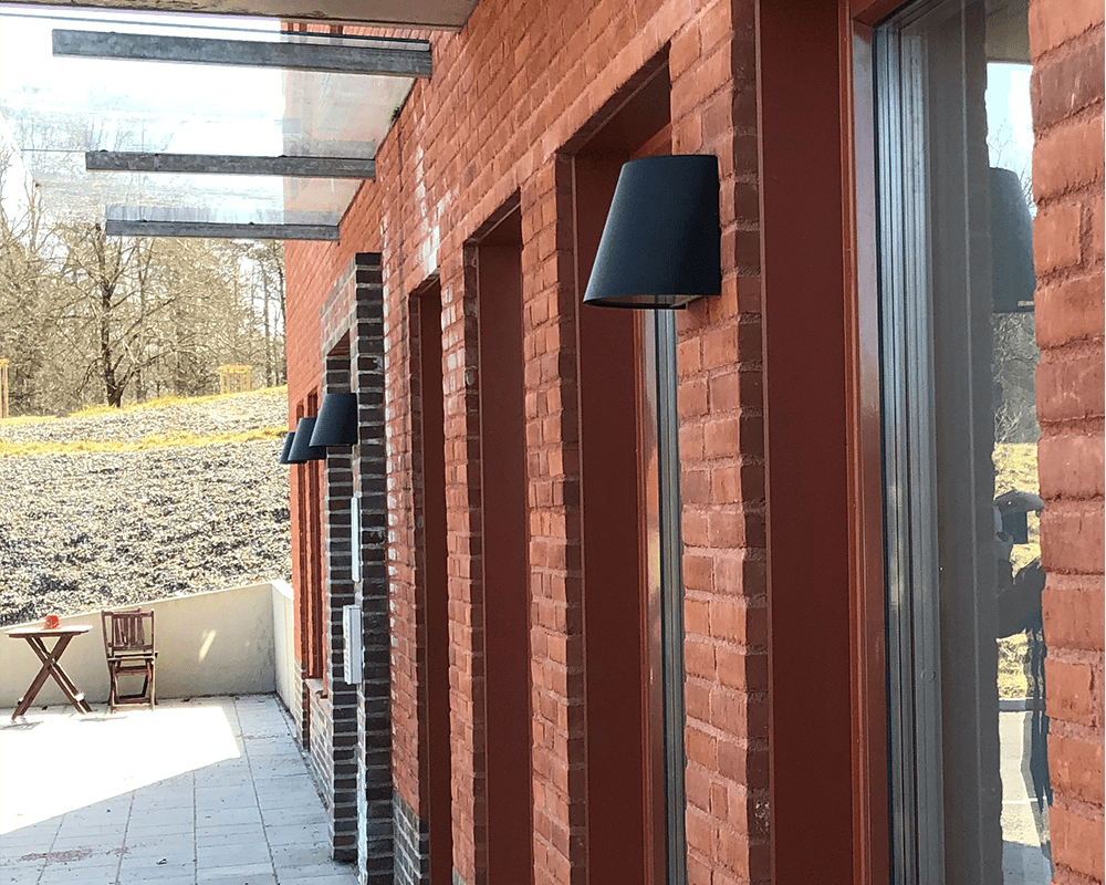 Mini Schwarz außenlampe Von Westal - Die Rückseite ist mit zwei Ein- und Ausgängen sowie einem Schnellanschlussklemmenblock ausgestattet und ermöglicht so eine einfache Installation.