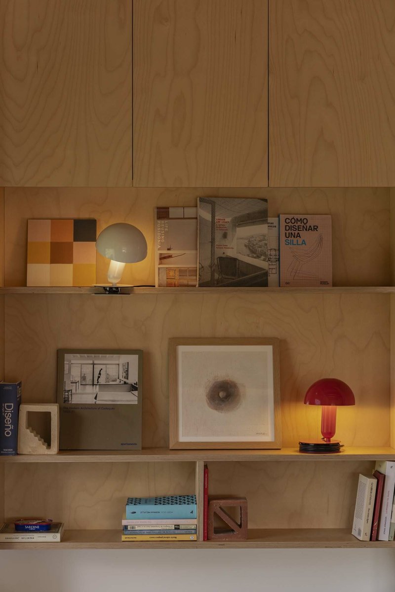 Bela 24cm Weiß schreibtischlampe Von Faro Barcelona - Dank ihrer praktischen Klemmfunktion l&auml;sst sie sich einfach an Kopfteilen, Regalen oder Schreibtischen befestigen &ndash; perfekt zum Arbeiten und Entspannen.