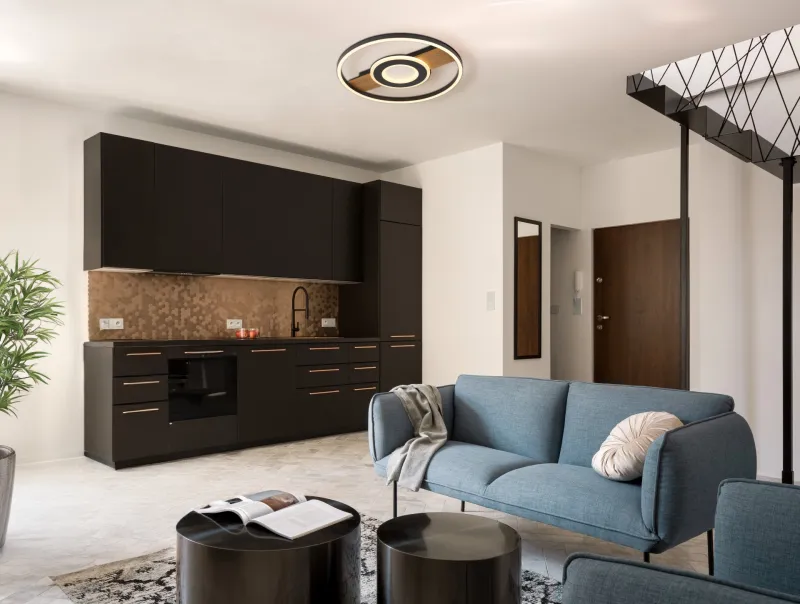 Pikara Ø40 Holz deckenleuchte Von Globo Lighting - Den mattsvarta metallen tillsammans med tr&auml;looken skapar en stilfull balans mellan samtida design och naturlig estetik.