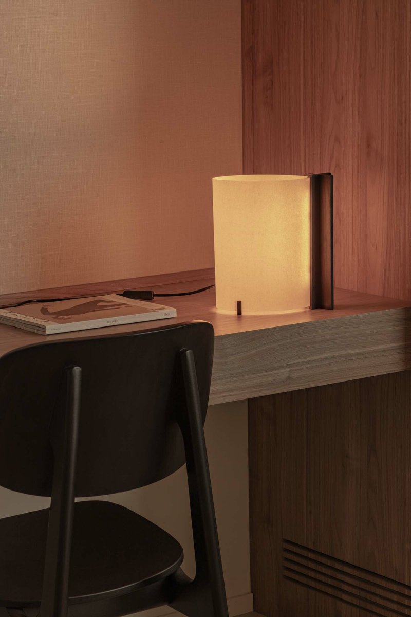 Cata 25cm Schwarz tischlampe Von Faro Barcelona - Hergestellt aus zertifiziertem und nachhaltigem Holz, verbindet Cata ein schwarzes, edles Finish mit klarem Fokus auf die Umwelt.