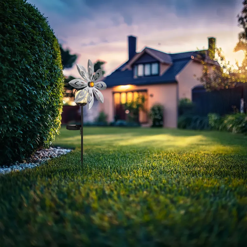 Wind Silber solarleuchte Von Globo Lighting - De dekorativa bladen i silverfinish roterar med vinden och skapar en vacker r&ouml;relse, medan den inbyggda solcellsbelysningen lyser upp i m&ouml;rkret f&ouml;r en magisk effekt.