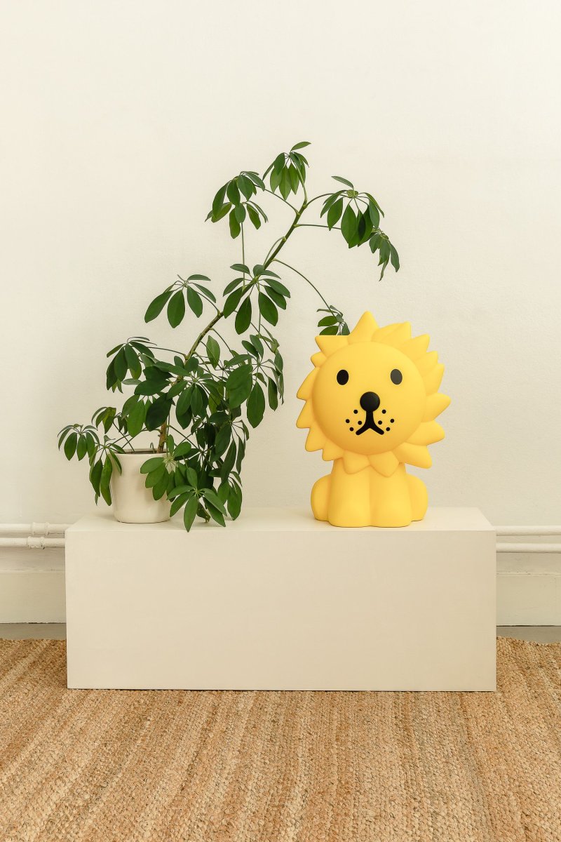 Lion Star Light Gelb kinderlampe Von Mr Maria - Der Löwe, bekannt und beliebt für seine Geschichten und seinen stilvollen Ausdruck, wird zu einem einzigartigen und beruhigenden Detail im Raum.