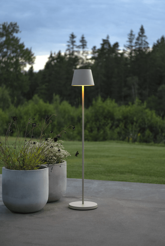 Pomezia 124cm Sand tragbare Von Konstsmide - Die Höhe ist zwischen 53 und 124 cm verstellbar, sodass Sie sie auch als hohe Tischlampe verwenden können.