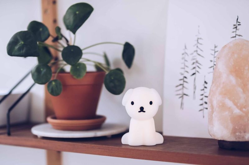 Bundle of Light - Snuffy Mini Weiß kinderlampe Von Mr Maria - Bringen Sie mit dieser bezaubernden Snuffy-Lampe etwas Licht und Freude in Ihren Tag und Ihr Zuhause.