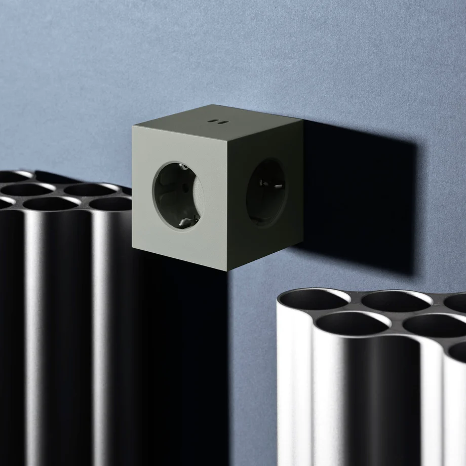 Square 2 Socket extender with 30W Dual USBC Grün Von Avolt - Steckdosenverl&auml;ngerung von Avolt im stylischen Design mit einem W&uuml;rfel aus recyceltem Kunststoff und einer Magnetplatte an der Unterseite zum Aufh&auml;ngen an der Wand.