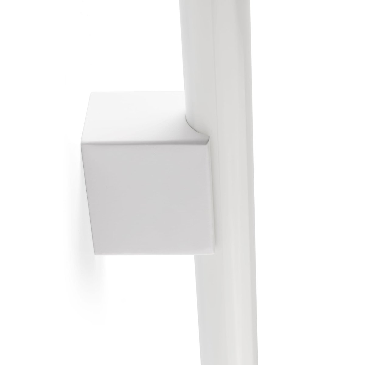 Calma 50cm Weiß badezimmerlampe Von Faro Barcelona - Dank des integrierten Leuchtmittels und des vielseitigen Designs kann die Leuchte je nach Raumbedarf horizontal oder vertikal montiert werden.