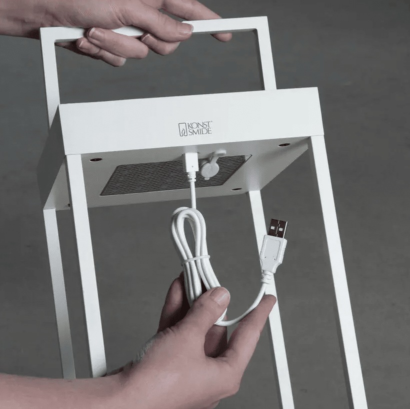 Portofino 30cm Weiß solarleuchte Von Konstsmide - Die Lampe wird mit dem Solarpanel in 20h oder mit dem mitgelieferten USB-C-Kabel in 6h aufgeladen.