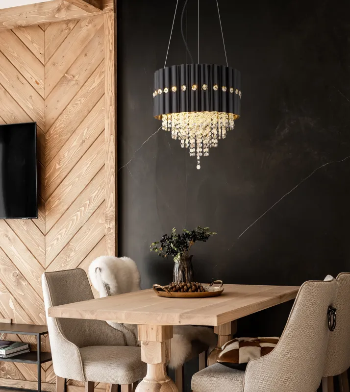 Eleos Ø40 Schwarz hängelampe Von Globo Lighting - Med en stomme i matt svartlackerad metall och en lampsk&auml;rm i samma nyans sm&auml;lter den harmoniskt in i b&aring;de moderna och klassiska interi&ouml;rer.